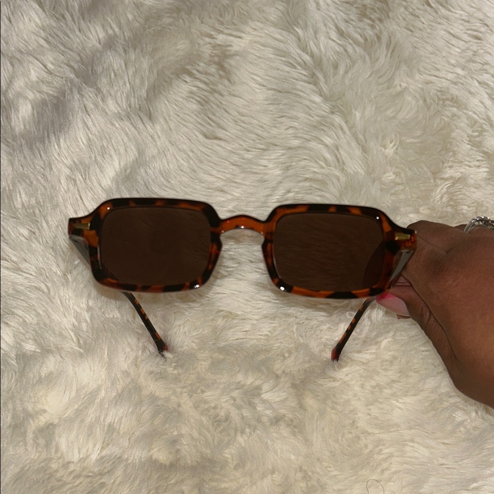 Retro Tortoise Shell Square Sunglasses - Picture 4 of 8